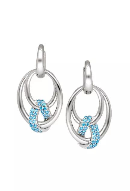 pendientes largos de plata con piedras azul claro foto de frente