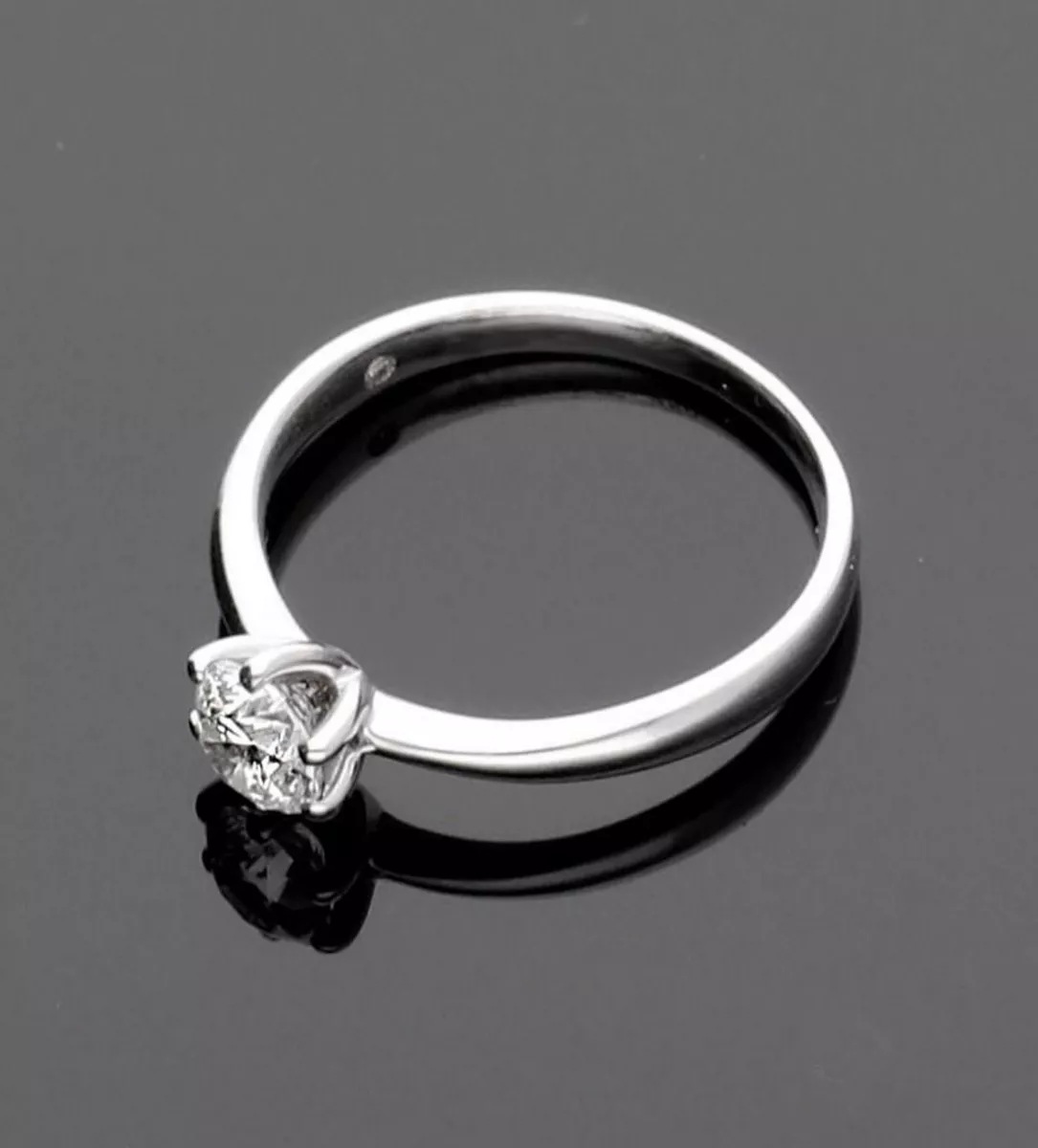 anillo compromiso solitario garra 6 patas con diamante de medio quilate foto sin recortar