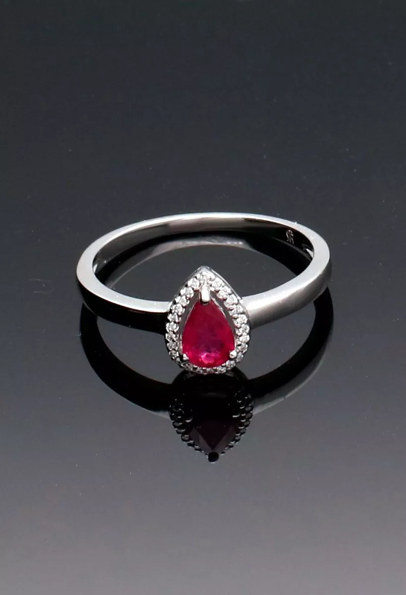 anillo oro blanco 18k con rubi fino y diamantes fotografia toma sin recortar