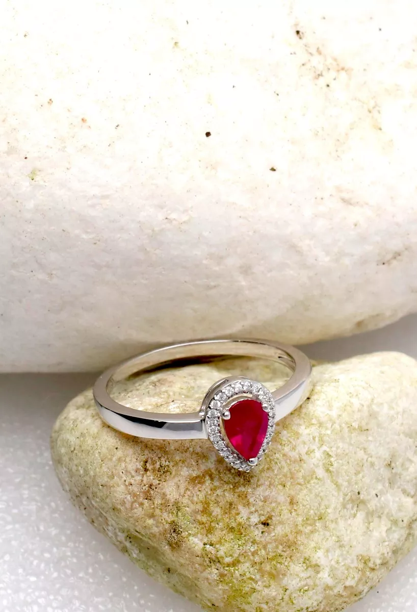 anillo oro blanco 18k con rubi fino y diamantes fotografia toma bodegon