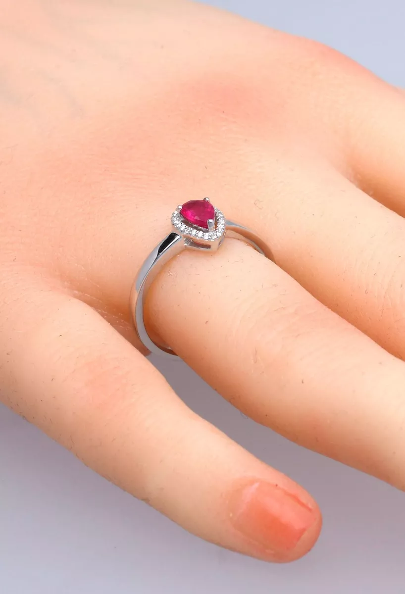 anillo oro blanco 18k con rubi fino y diamantes fotografia tomada modelo