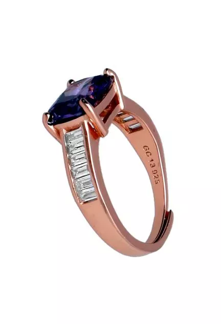 anillo de plata chapada con circonitas y amatista vista lateral