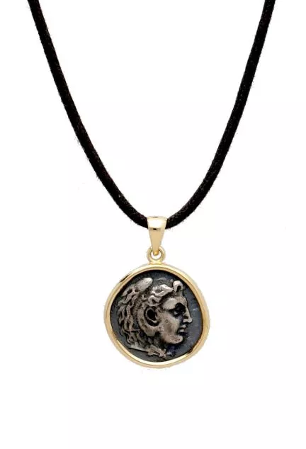 gargantilla con motivo moneda antigua de plata y cerco oro amarillo vista principal para parrilla web