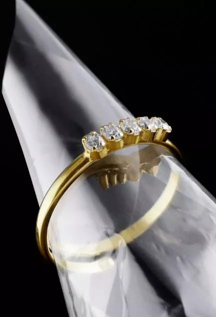 Anillo de plata chapada con 5 circonitas 273_A4362-07DA fondo negro