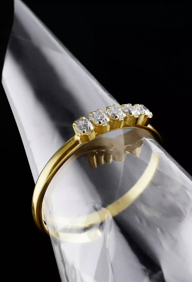 Anillo de plata chapada con 5 circonitas 273_A4362-07DA fondo negro