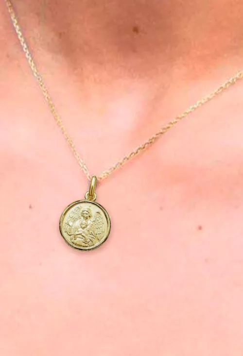 medalla oro 18k angel de la guarda vista en modelo