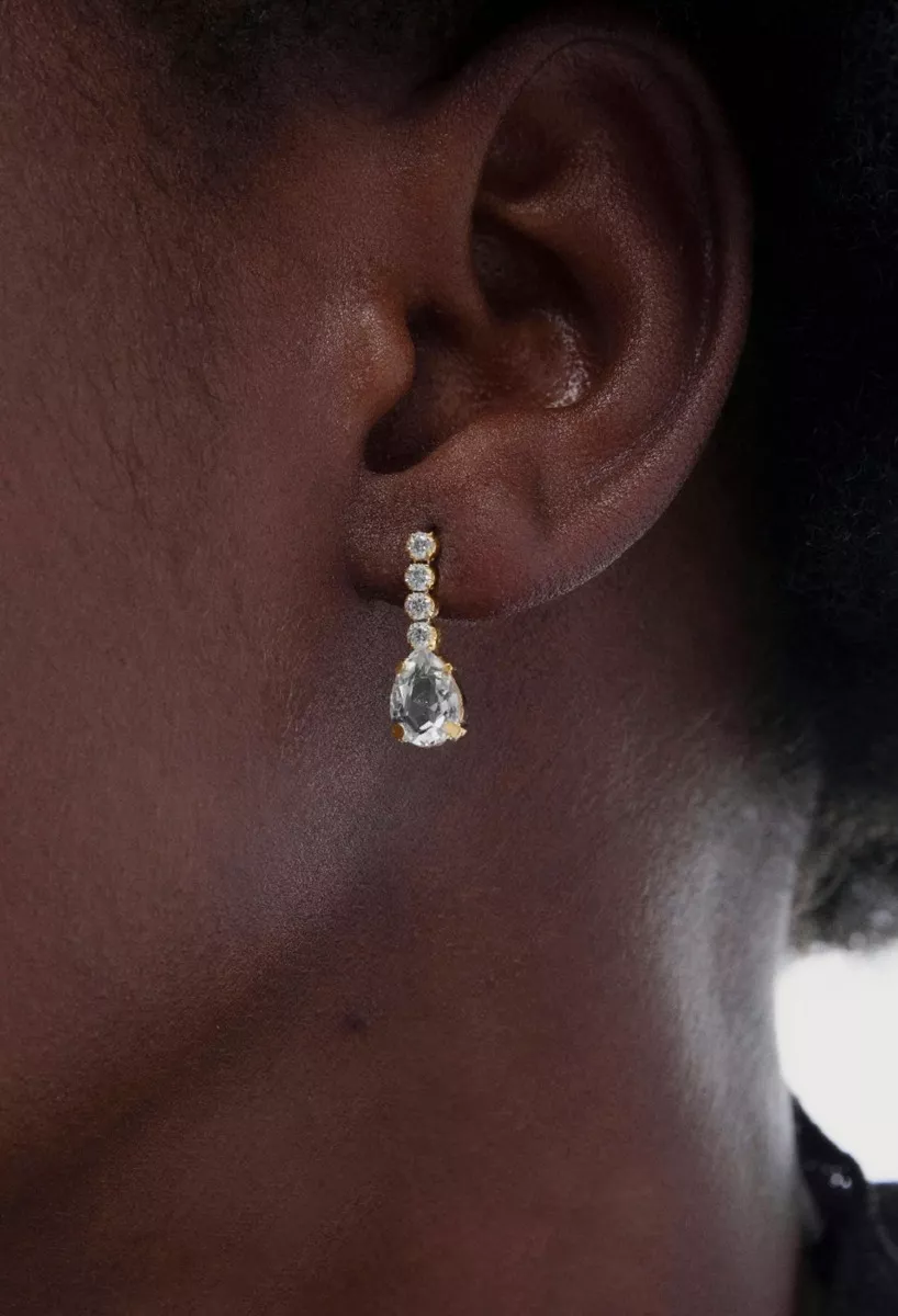 Pendientes de plata chapada con 5 circonitas pequeñas y otra grande 273_A4370-07DT puestos