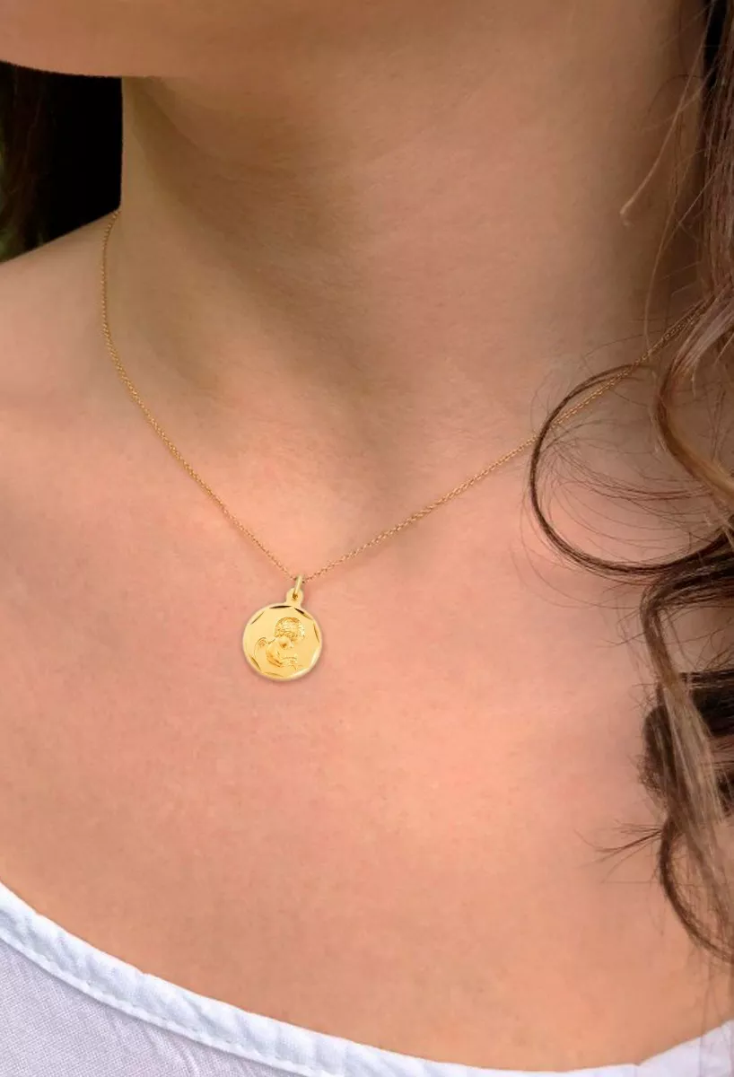 medalla oro amarillo 18 ktes angel de la guarda toma con modelo para web