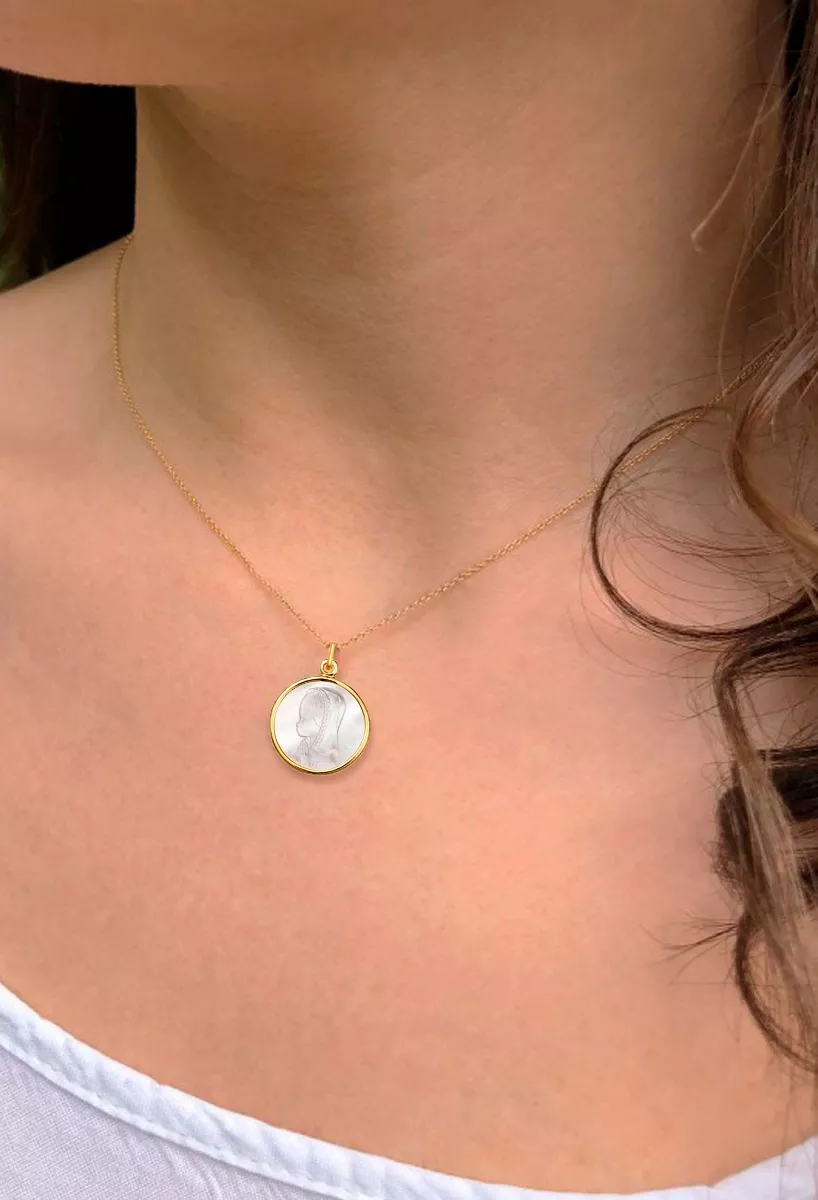 Medalla oro y nácar virgen niña 045_1269104NC-18 puesta niña