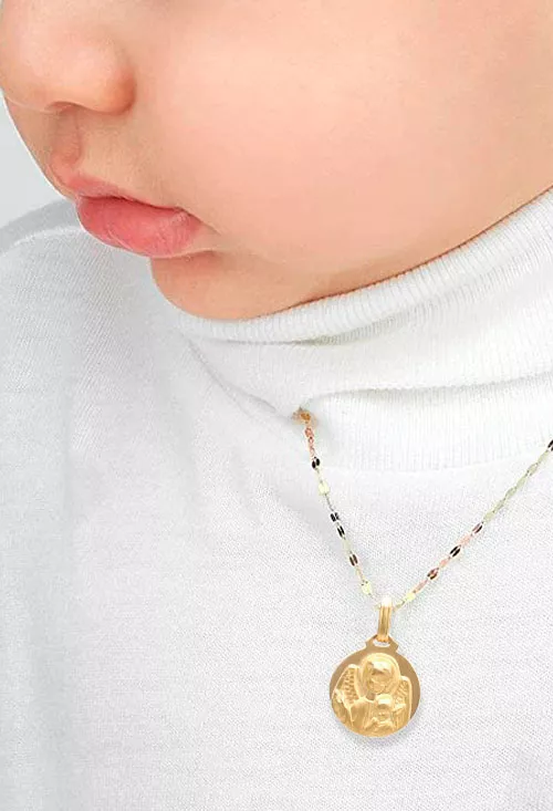 medalla oro amarillo 18 ktes angel de la guarda vista en modelo