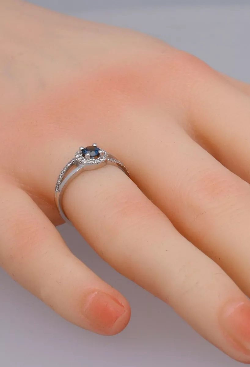 anillo oro blanco 18ktes con zafiro y diamantes vista modelo mano