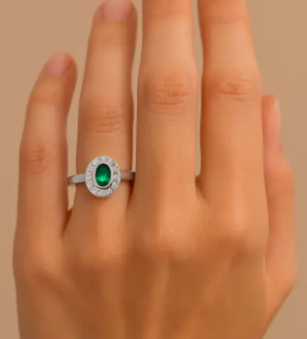 sortija-de-oro-con-brillantes-y-esmeraldas-020_SB10867_11 modelo mano 2