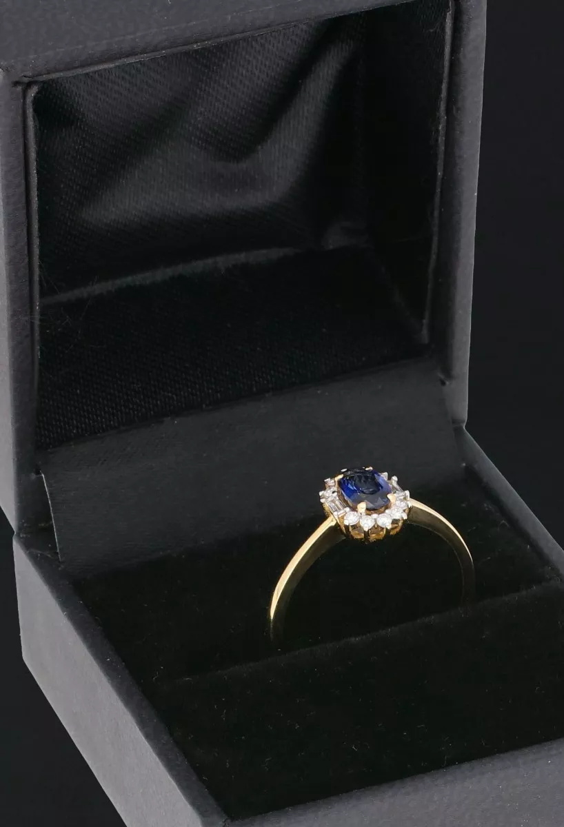 Anillo de oro amarillo 18 ktes con zafiro y diamantes vista estuchada