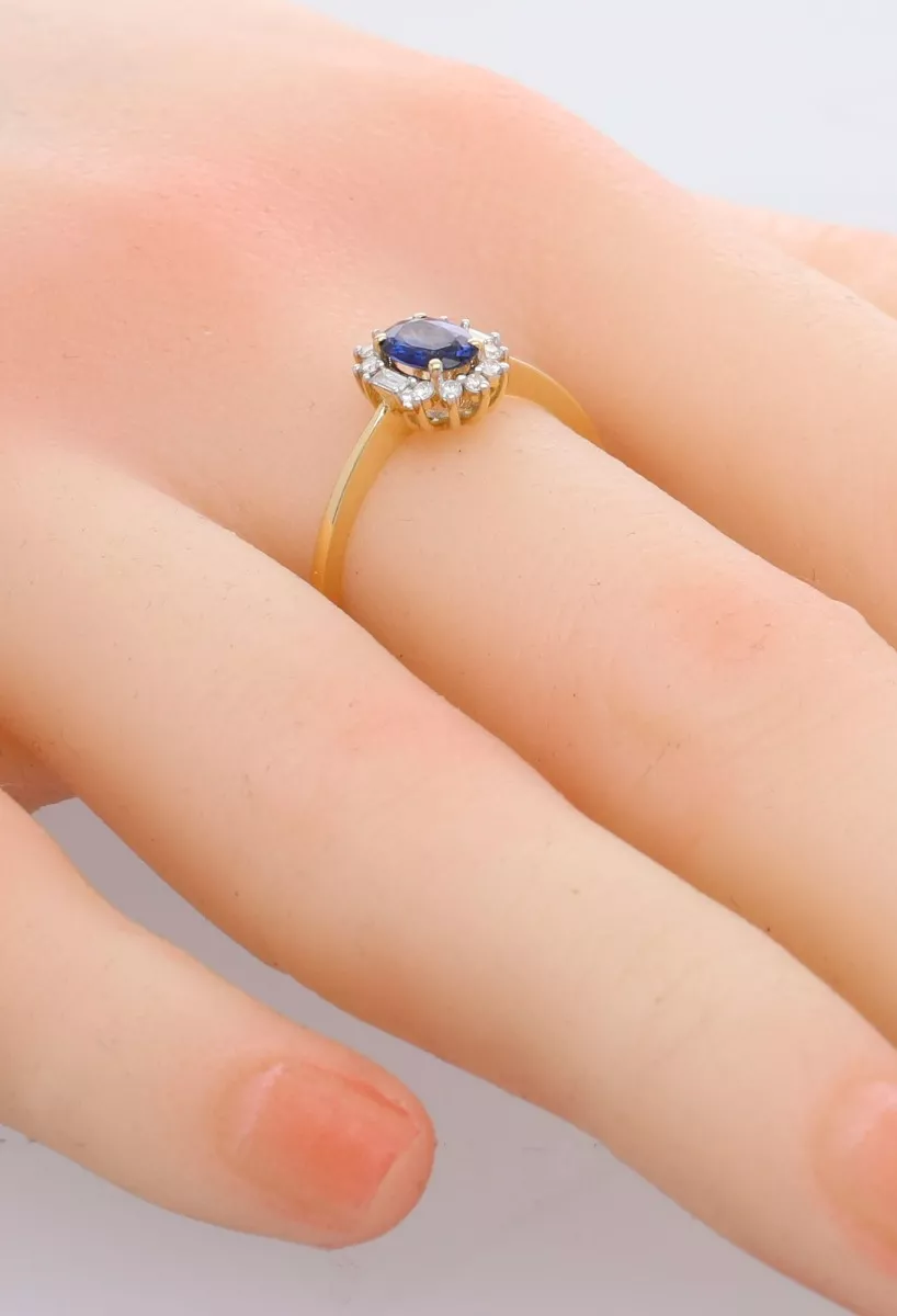 Anillo de oro amarillo 18 ktes con zafiro y diamantes vista mano maniqui