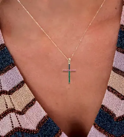 cruz-de-oro-18k-y-piedras-de-color-243_475-01269 modelo mujer reverso