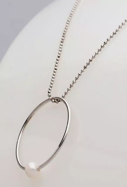 gargantilla de plata motivo circular con perla cultivada vista lateral