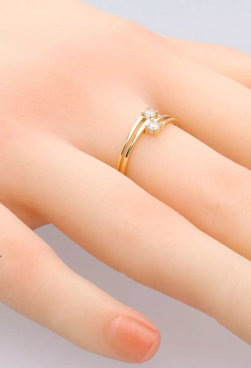 anillo oro amarillo 18 ktes con circonitas foto para parrilla web toma en mano maniqui