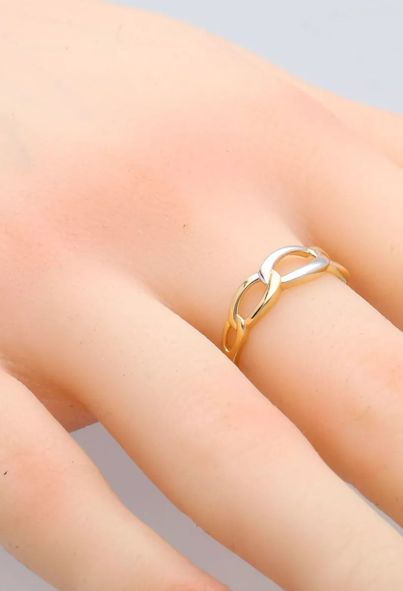 anillo oro 18 ktes oro bicolor motivo 3 eslabones foto mano modelo