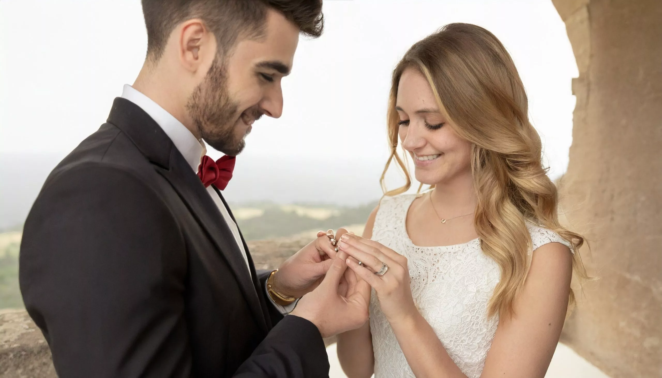 pedida de matrimonio poniendo anillo en la mano de la mujer en un castillo foto real chicos 2 scaled 2