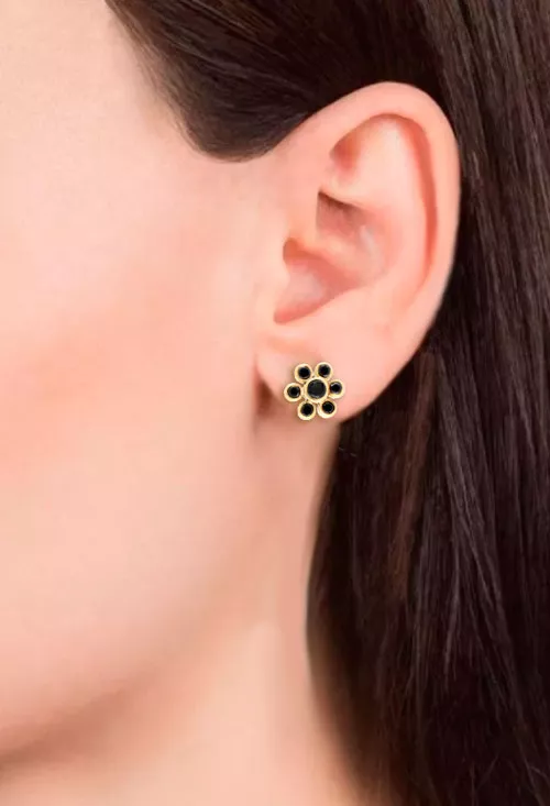 pendientes de oro amarillo 18k con onix modelo orla foto para parrilla web toma modelo femenino