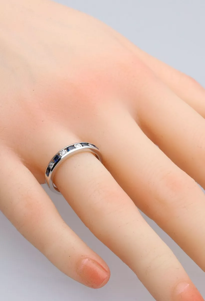 anillo media alianza de oro blanco 18 ktes con zafiros y diamantes fotografia mano maniqui