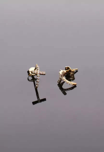 Pendientes en oro 18k cruz con circonitas 002_56456-P fondo negro