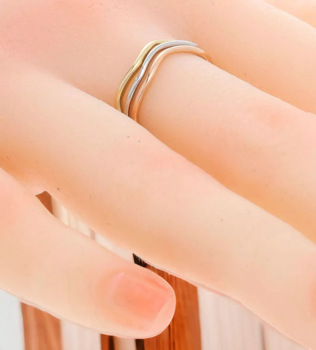 anillo oro tricolor 3 aros sueltos rosa blanco y amarillo foto sortija vista en mano modelo