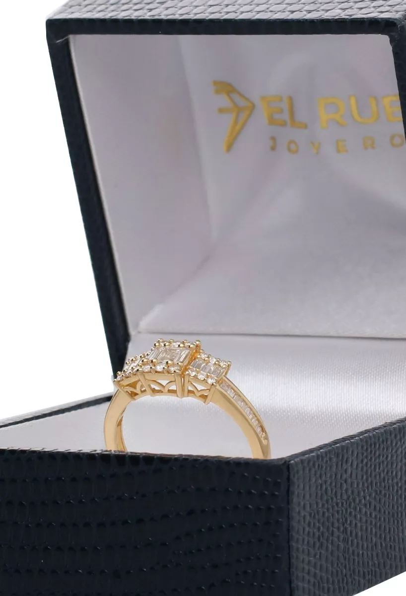 anillo oro amarillo 18 ktes con diamantes talla baguette y talla brillante vista en estuche de joyeria