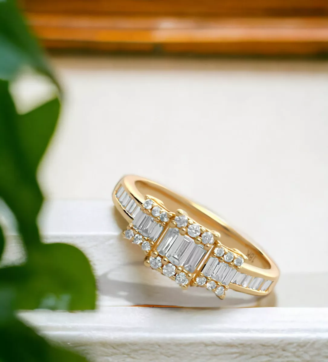 anillo oro amarillo 18 ktes con diamantes talla baguette y talla brillante vista redes sociales