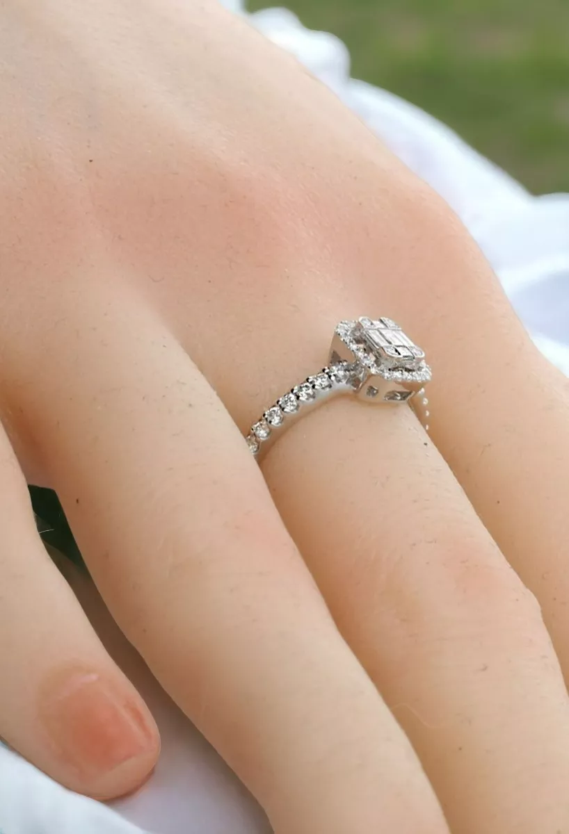 anillo de oro blanco 18k con diamante talla baguette y talla brillante vista mano modelo