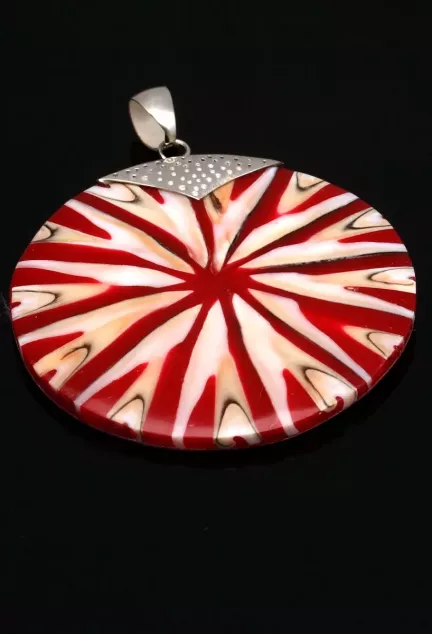 Colgante plata y resina tipo dije concha roja y blanca 297_826978 fondo negro