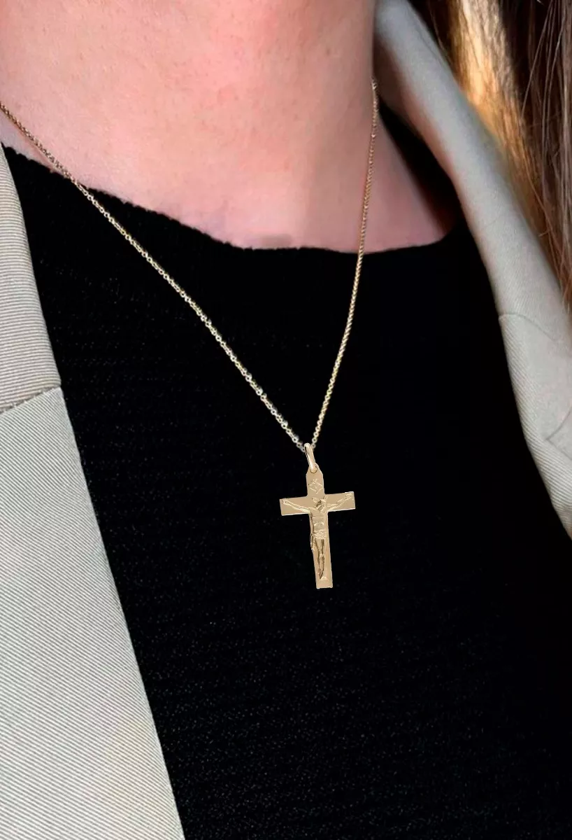 Crucifijo oro 18 ktes tipo bizantino 038_LO-025-23AM02 puesto
