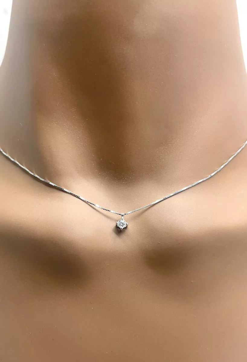 gargantilla oro blanco 18 ktes con diamante talla brillante engastado en garra de 4 patas vista en maniqui