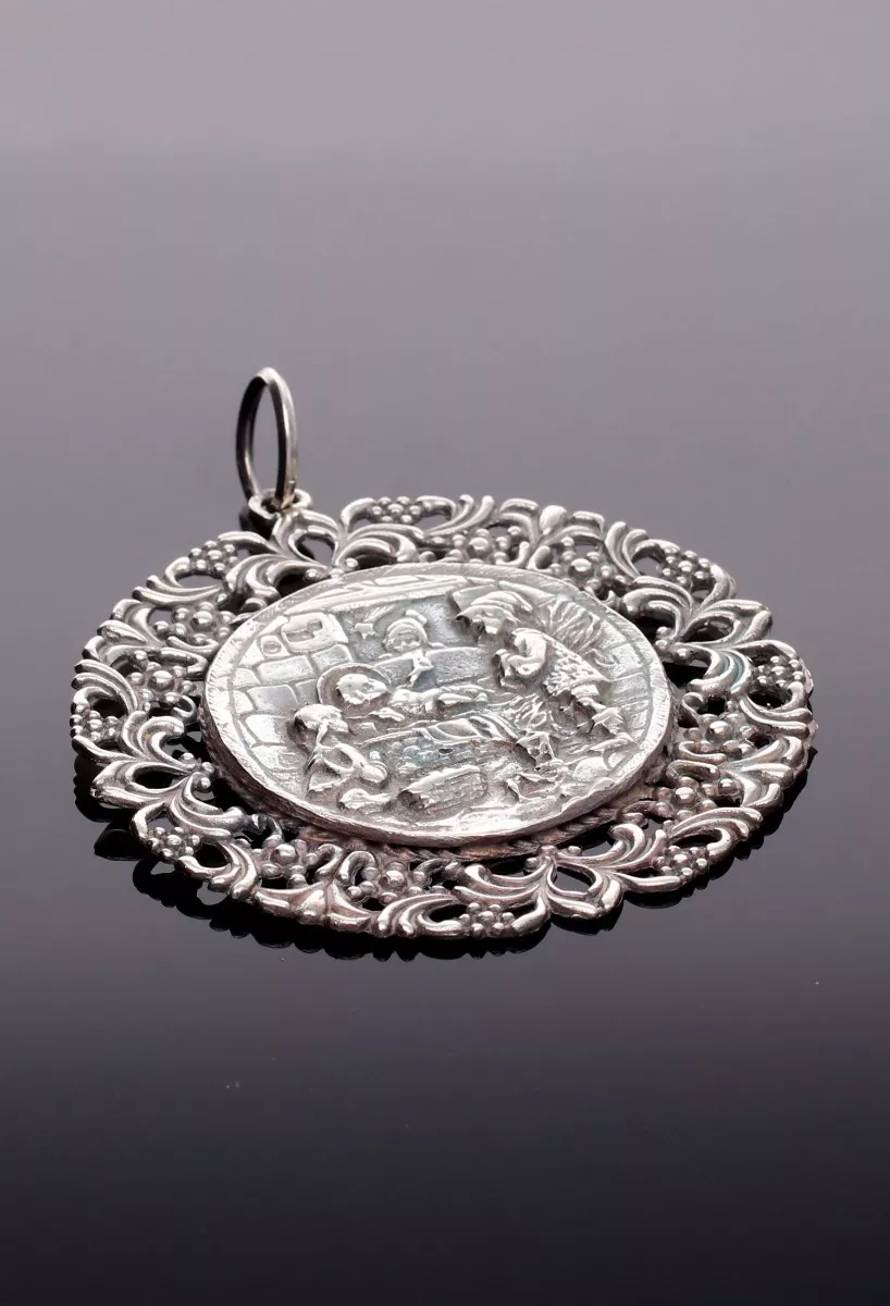 Medalla de cuna del niño en el pesebre en plata de ley 297_870678 fondo negro