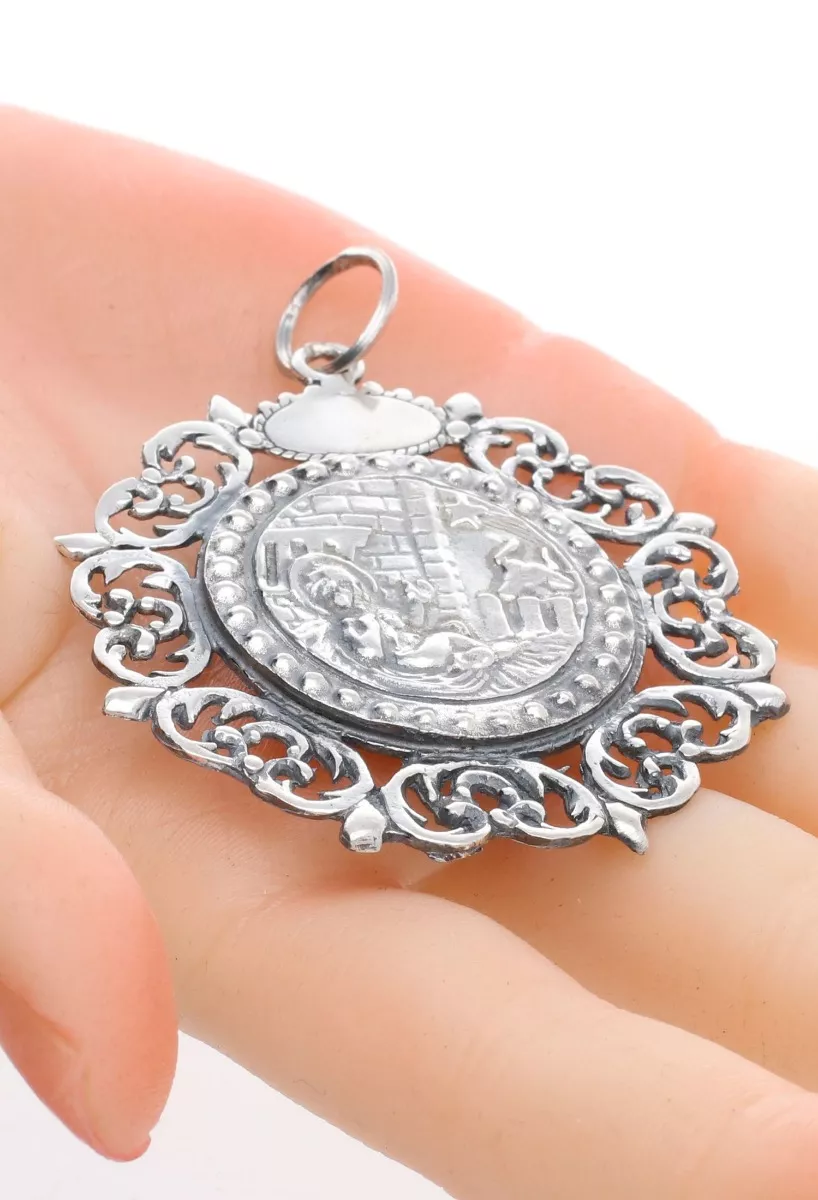 Medalla de cuna del niño en pajas en plata de ley 297_872572 en mano