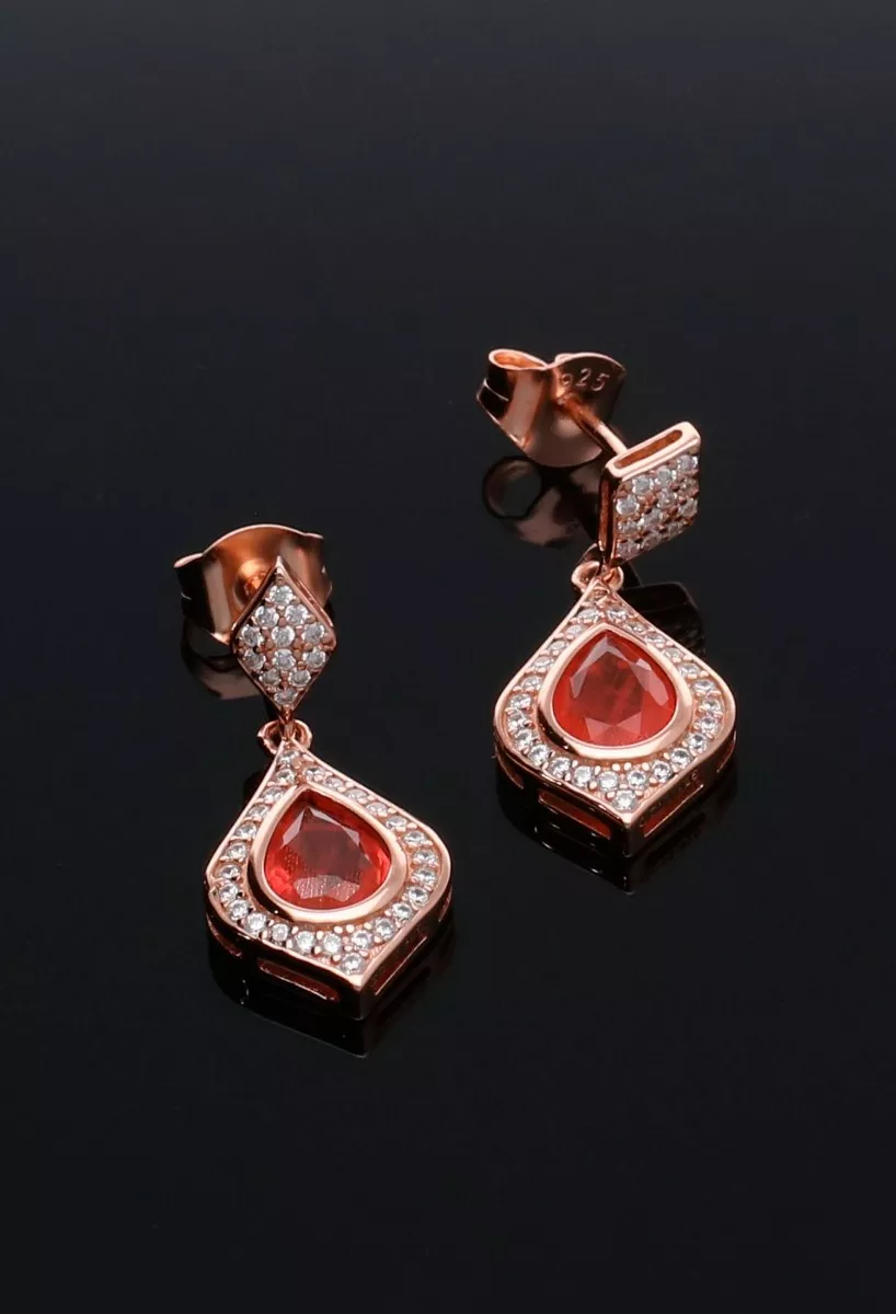 Pendientes plata chapada con circonitas y cuarzos rosa 252_BE54691-ROJ-RS fondo negro