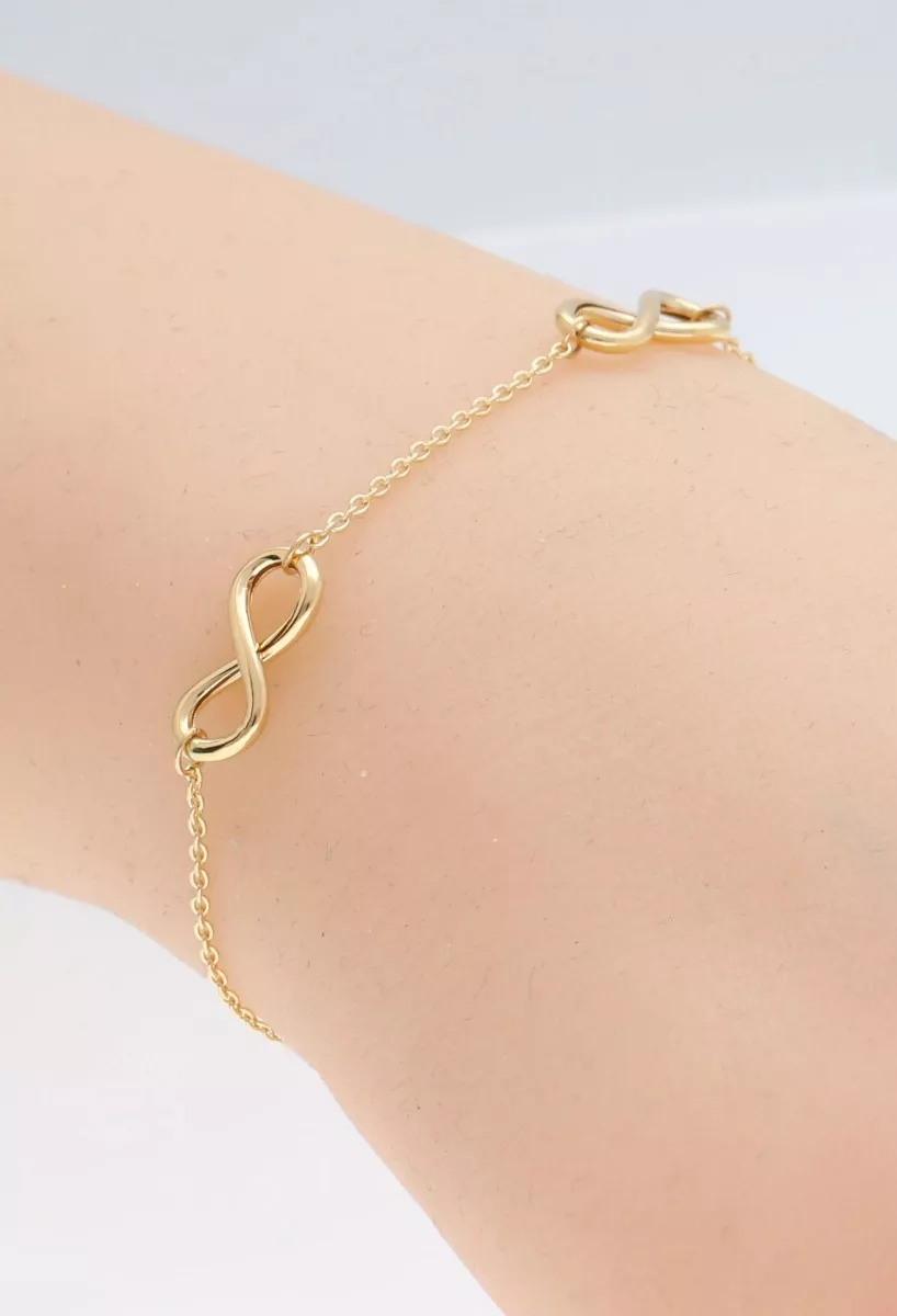 Pulsera de oro 18 ktes con infinitos y cadena eslabón forzado 243_401-00848 puesta