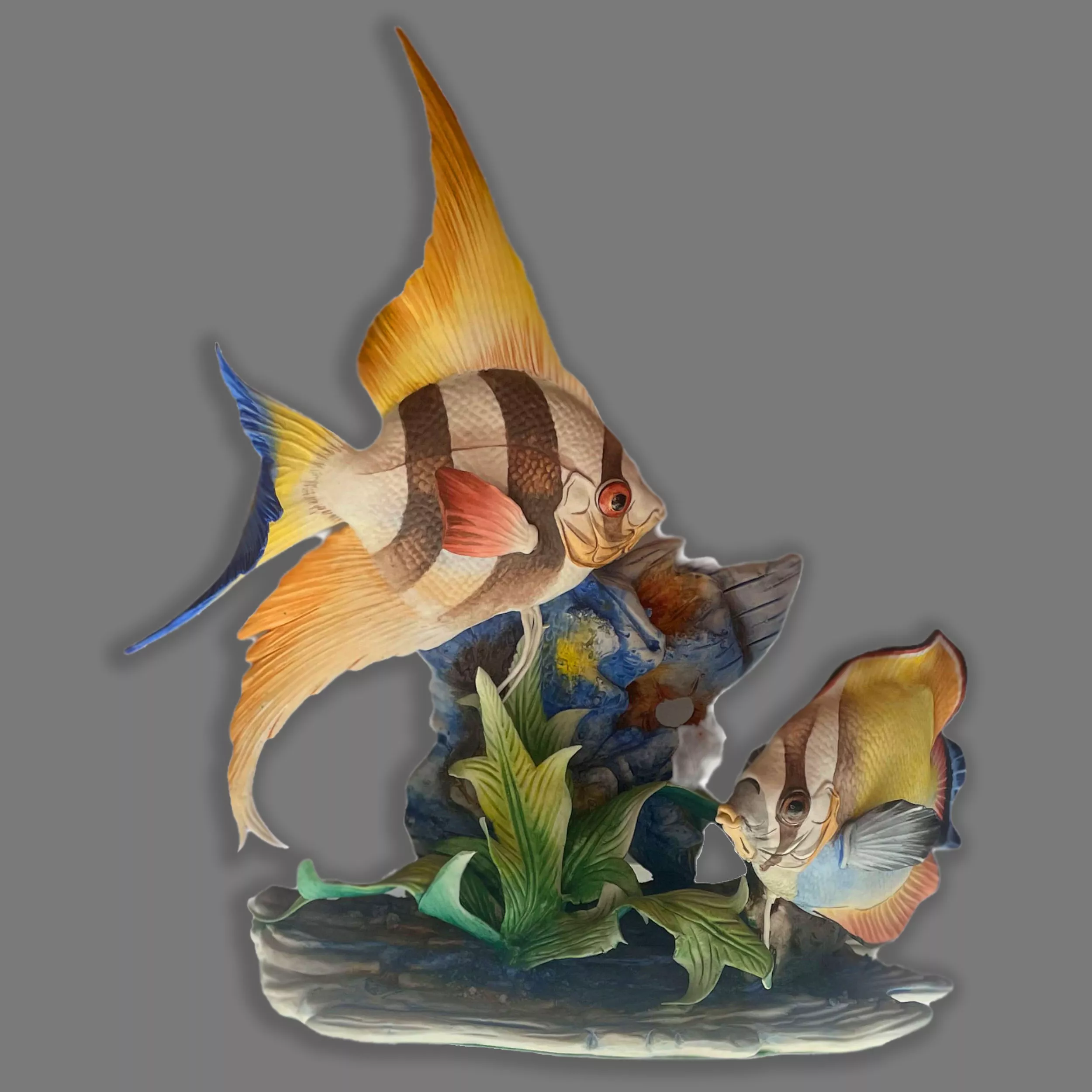 Figura de porcelana marca nuevo buen retiro con dos peces tropicales 12_02