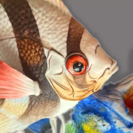 figura de porcelana marca nuevo buen retiro con dos peces tropicales 12 03