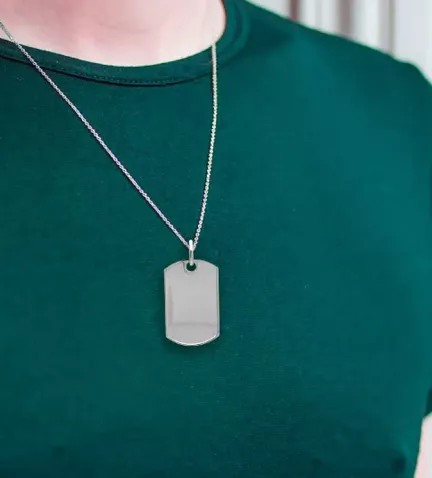 chapa de plata tipo militar foto modelo