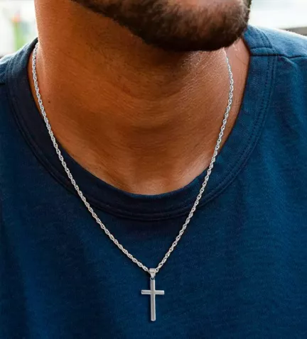 cruz de plata foto para parrilla web modelo masculino