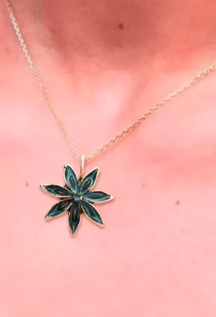 hoja natural metalizada flor de anis foto en escote de mujer