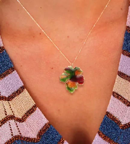 hoja natural metalizada foto modelo femenino