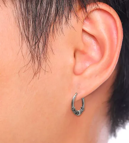 pendientes de plata aros etnicos foto con modelo