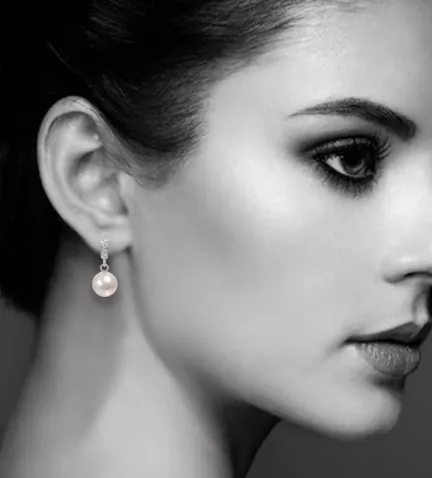 pendientes de oro con perla y circones modelo femenino