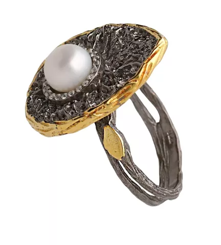anillo de plata rodio negro con perla cultivada foto lateral