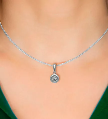 colgante de oro blanco con circon tipo chaton foto con modelo mujer