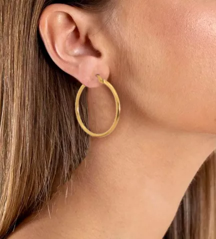 pendientes de oro 9k criollas chanela redonda de 40 mm foto de modelo femenino