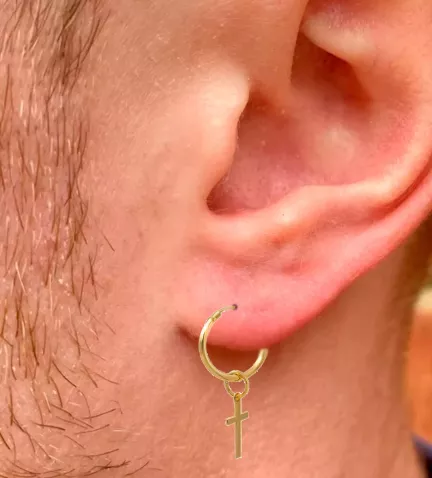 pendientes de oro aros con cruz colgando toma modelo masculino
