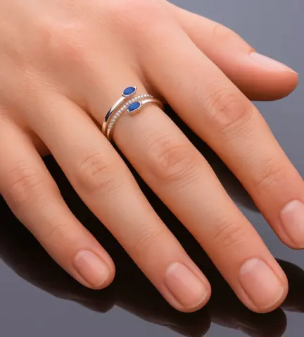 anillo-de-oro-blanco-con-zafiros-y-brillantes-toma-en-mano-de-mujer-289_15010653SFZB-14